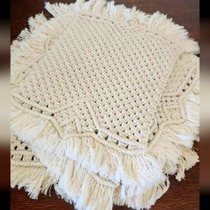 Crochet creme placemats 4